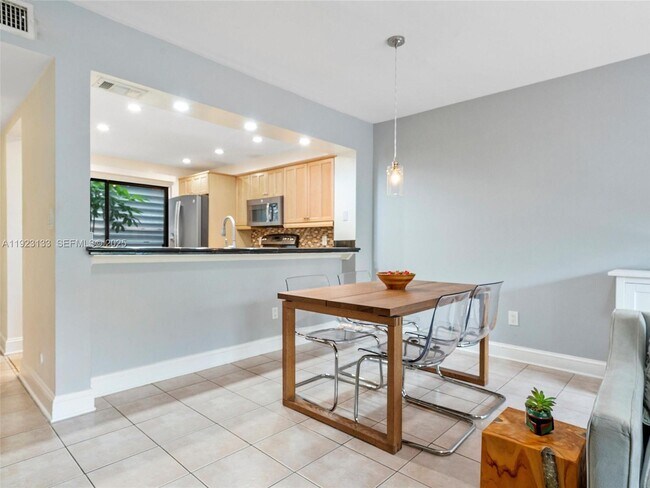 Building Photo - 515 NE 38th St