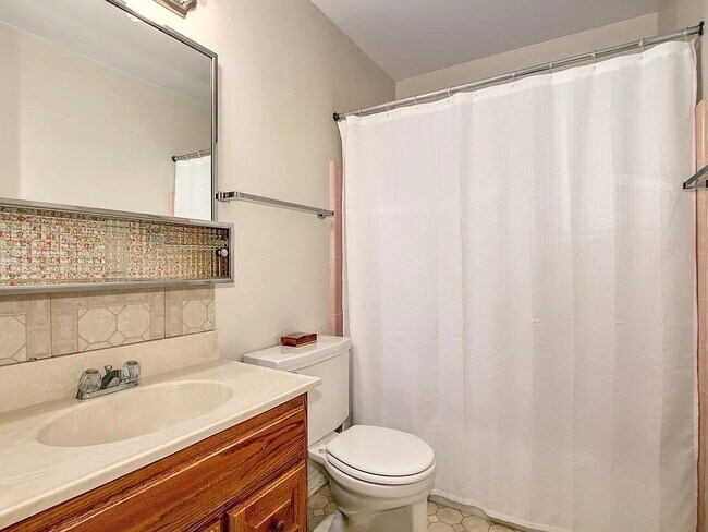 Building Photo - 323 N 55th St