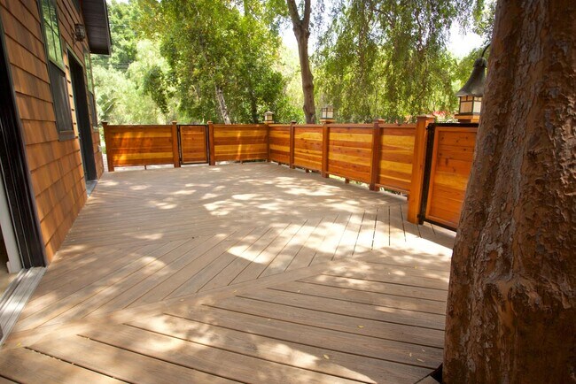 Building Photo - 2119 Hyperion Ave