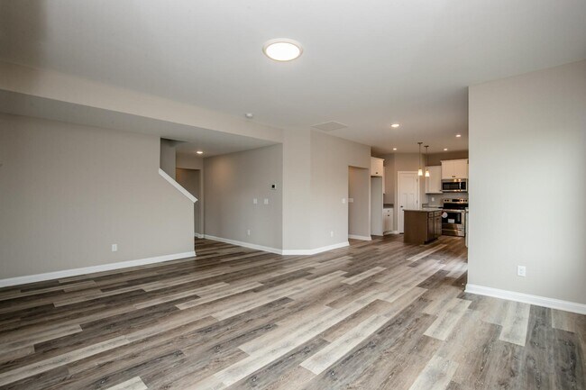 Building Photo - 685 Shaker Dr