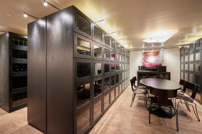 Building Photo - 15 W 53rd St