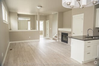 Building Photo - Beautiful Home in SW Redmond!