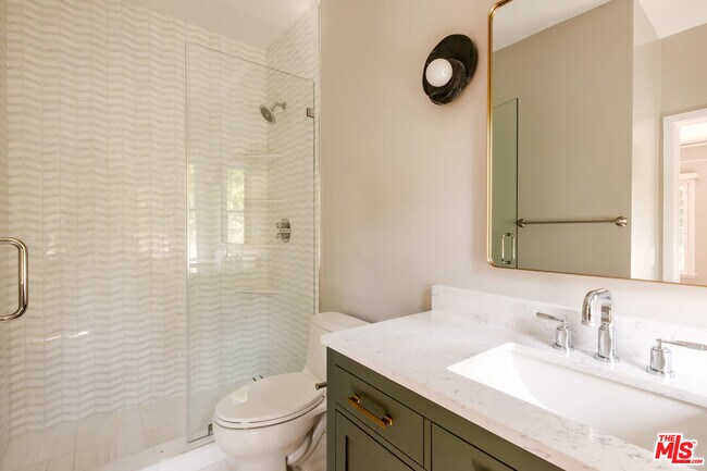 Building Photo - 1004 N Beverly Dr