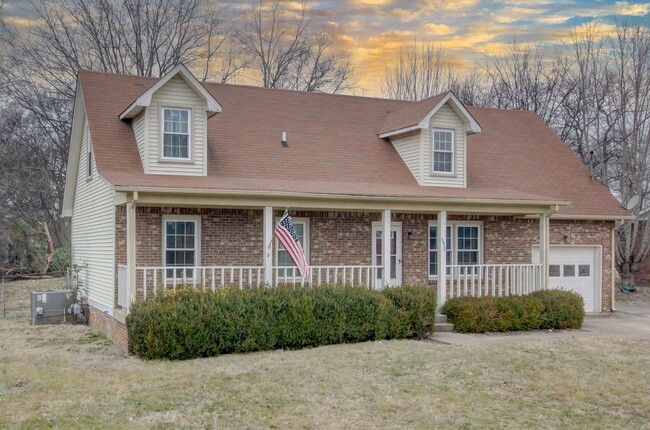 Building Photo - Fresh and Clean 4 bed Near Ft Campbell and...