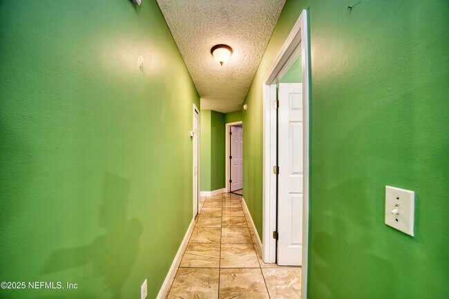 Building Photo - 185 Hawthorn Hedge Ln