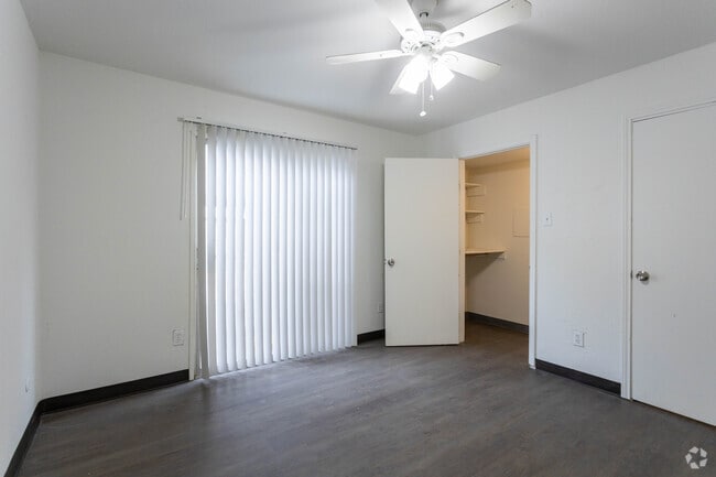 2 BR, 1 BA - 750 SF - Oak Shadows