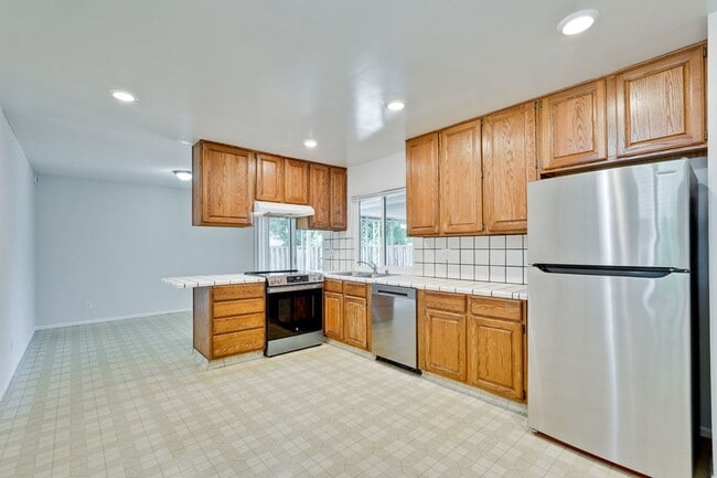 Building Photo - Spacious 3 Bedroom 2 Bath Home with 2 Car Garage and Central Air Conditioning