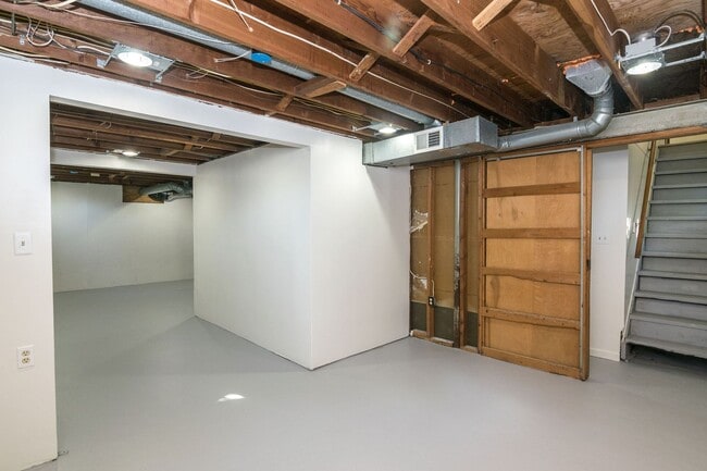 Building Photo - 2420 N Circle Dr