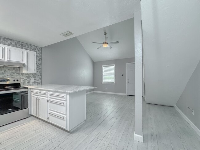 Building Photo - 934 S Lipona Rd
