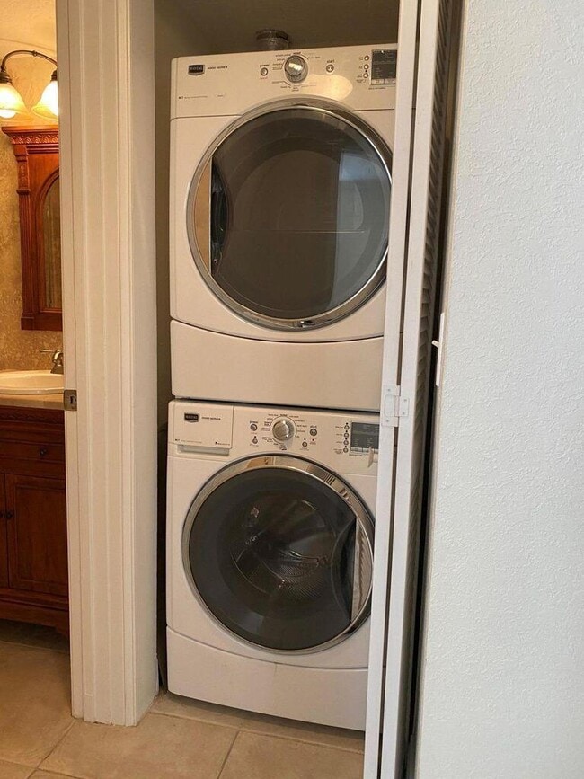 Building Photo - 1105 Lake Shore Dr