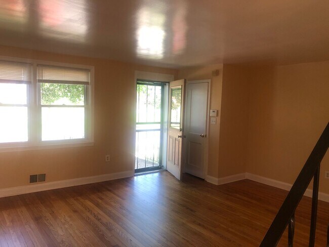 Building Photo - 3 BDRM 1.5 BTH in Baltimore City Sinclair Ln