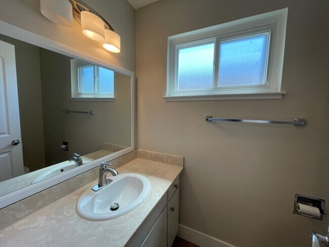 Building Photo - 2 bedroom, 2.5 bath 2 story condo now avai...
