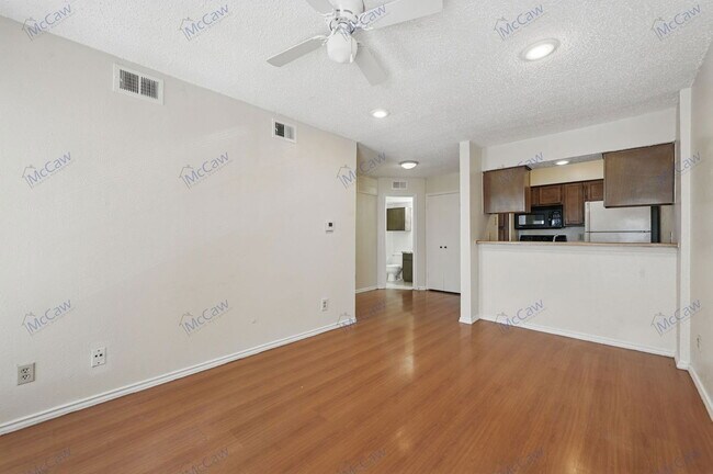 Building Photo - 9520 Royal Ln