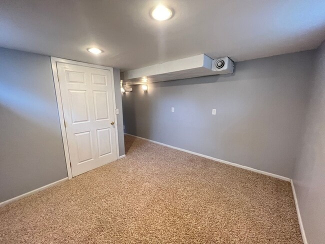 Building Photo - Spacious 4 Bedroom, 2 Bathroom Home on the...
