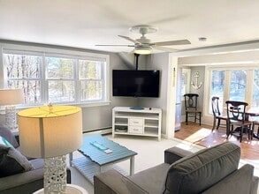 Building Photo - 10 Windward Ln