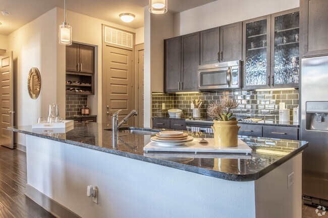 Primary Photo - Downtown Steal: Up to 6 Weeks FREE Rent!