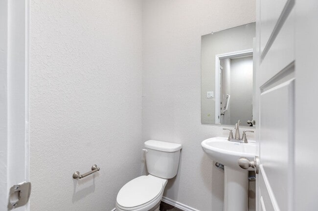 Building Photo - 3 Bedroom, 2.5 Bathroom Duplex in New Brau...