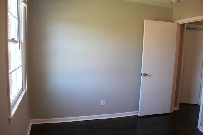 Building Photo - Rivergate Mall!! 3 Bedrooms / 1 Bathroom Renovated!