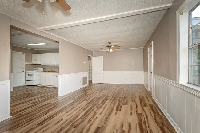 Building Photo - Cute 2 Bedroom Home