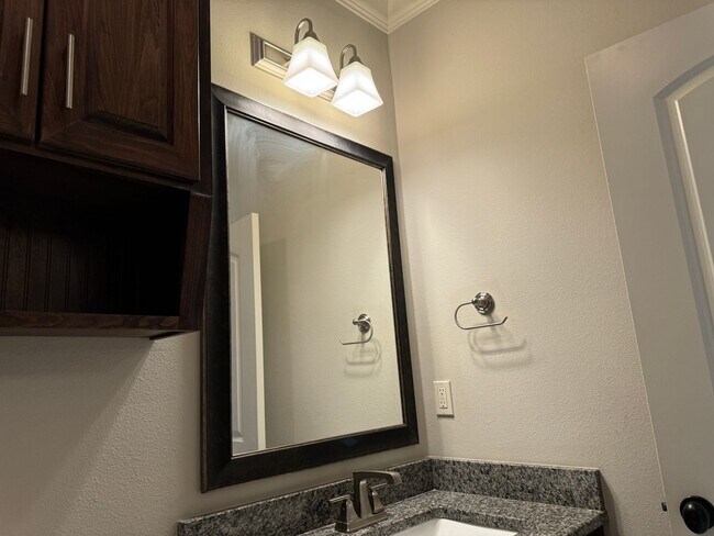 Building Photo - Gated community with community POOL!!!!