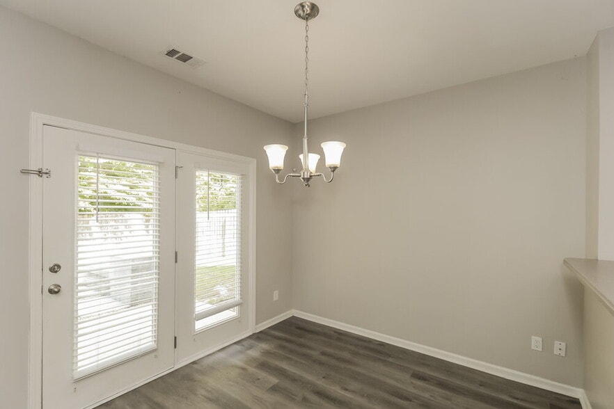 Building Photo - 128 Creekwood Tr