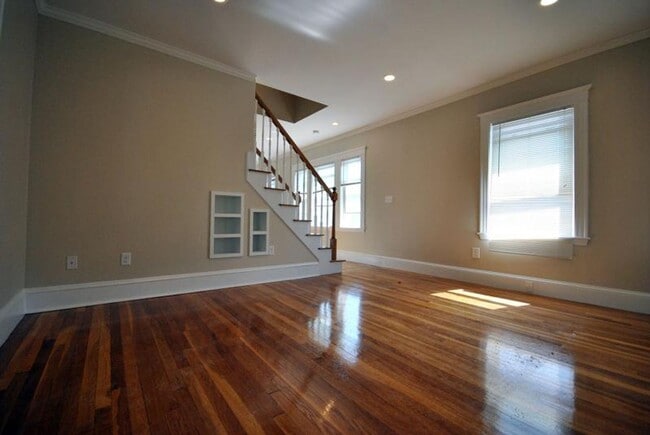 Building Photo - RENOVATED 4 BED/2 BATH IN BRIGHTON'S OAK SQUARE FOR 9/1 ~ WATER INCLUDED