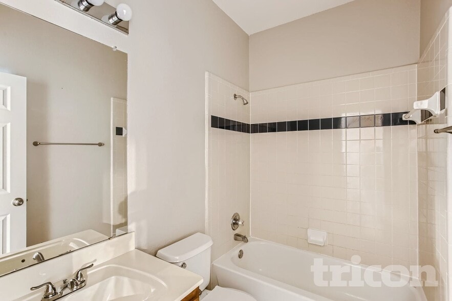 Building Photo - 2075 Crestlake Dr