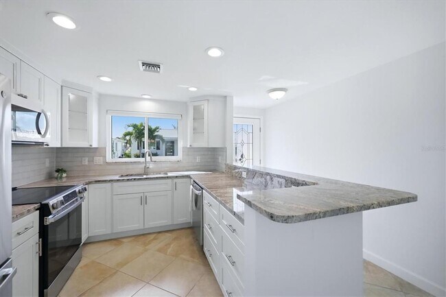 Building Photo - 885 Spanish Dr N