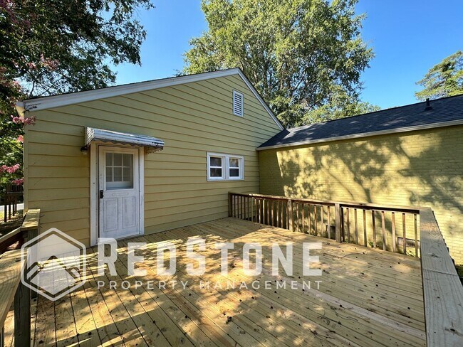 Building Photo - 817 Oakley St