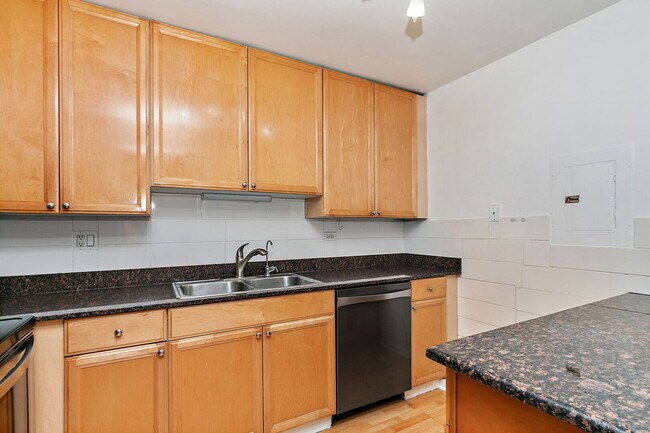 Building Photo - 522 E Spruce Dr