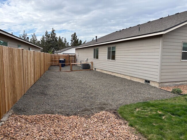 Building Photo - Newer Home in Redmond with Large Fenced Ba...
