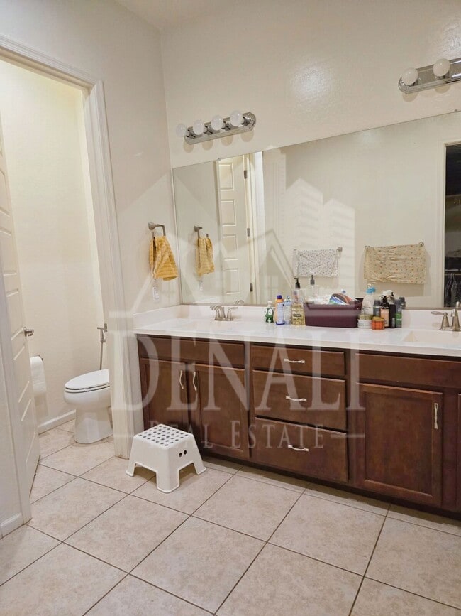 Building Photo - 273 E Lantana Dr