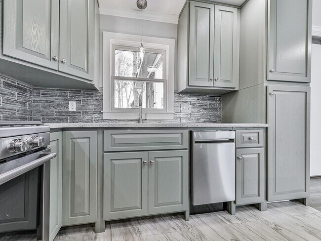 Building Photo - 2406 Pine Dr NW