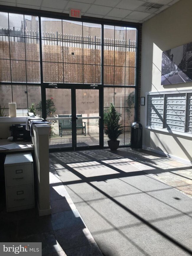 Building Photo - 1010 Arch St