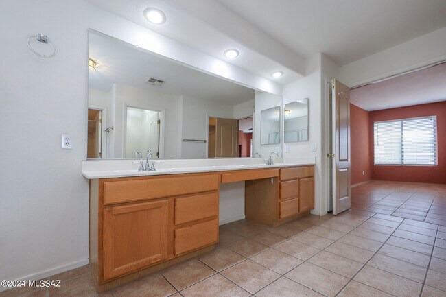Building Photo - 831 S Rincon Rising Rd
