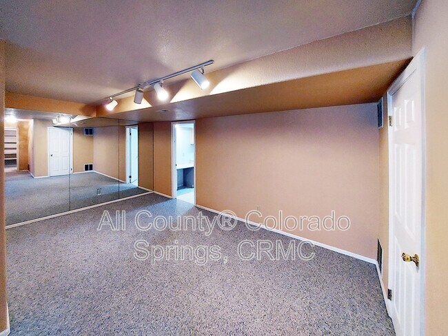 Building Photo - 6568 Foxdale Cir