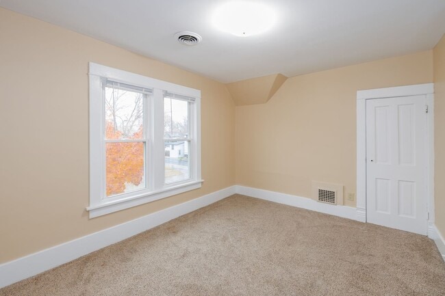 Building Photo - 355 Doty St