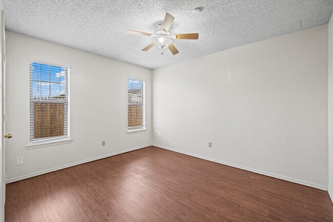 Building Photo - Half off first full months rent/Convenient to SPC/Tech and Med Community