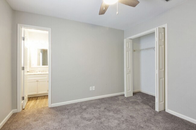 Building Photo - 3BR/3BA townhome with new painting and sta...
