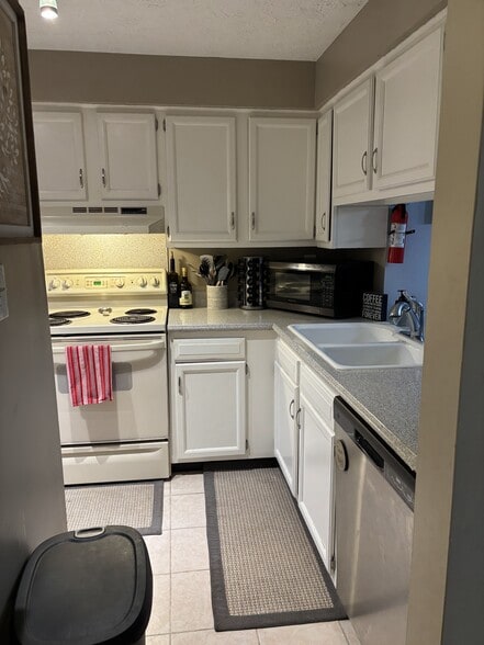 Building Photo - 1227 Scaleybark Rd