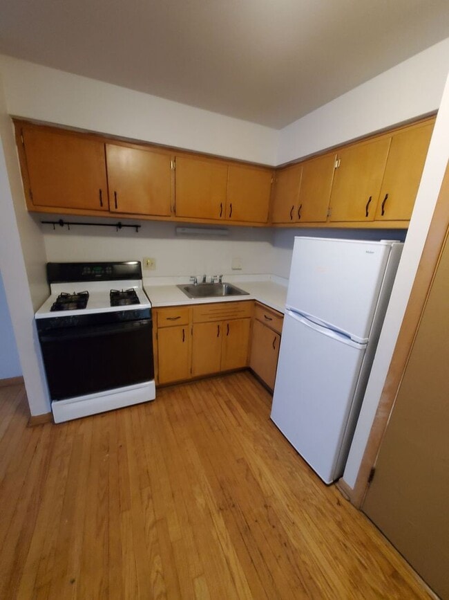 Interior Photo - 1851 N Oakland Ave (18 Unit)