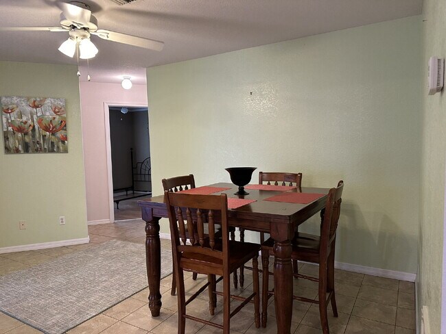 Building Photo - You'll love this charming 3/2/2 home in th...