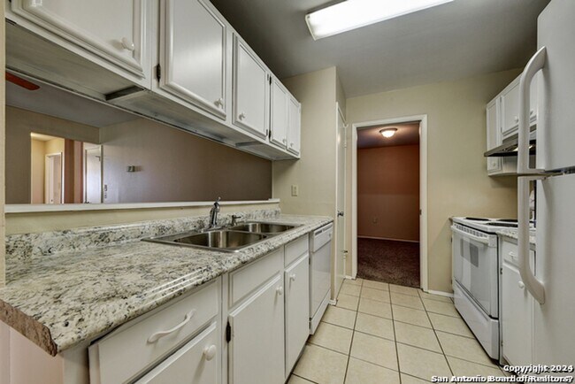 Building Photo - Charming Home Awaits: Spacious & Modern Living in a Prime Location