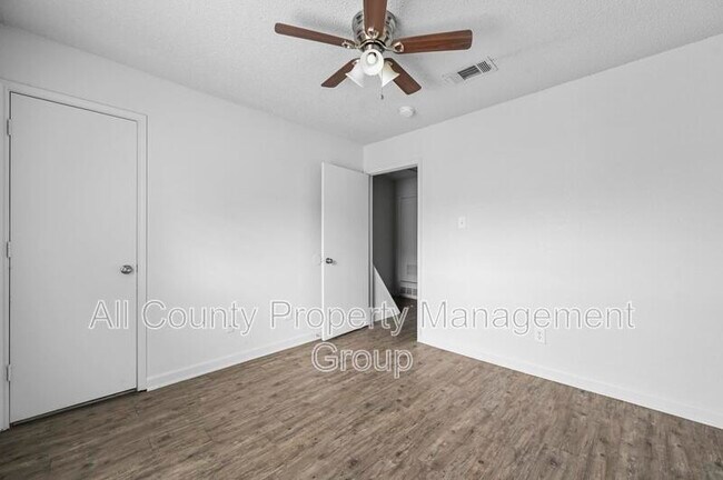 Building Photo - 4921 Miller Ave