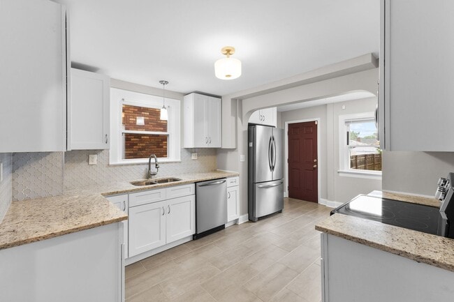 Building Photo - Charming 3-Bed Dutch Colonial with Modern Updates & Massive Yard – Minutes from German Village!