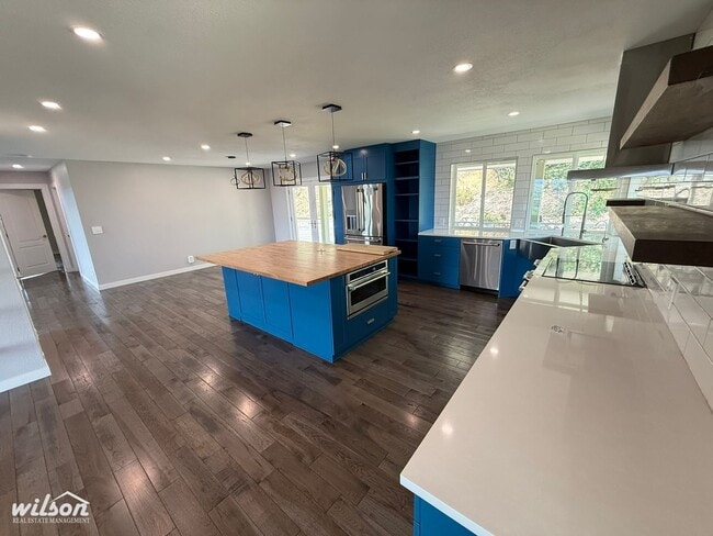 Building Photo - Remodeled 4bd/3ba Naches Home with Firepla...