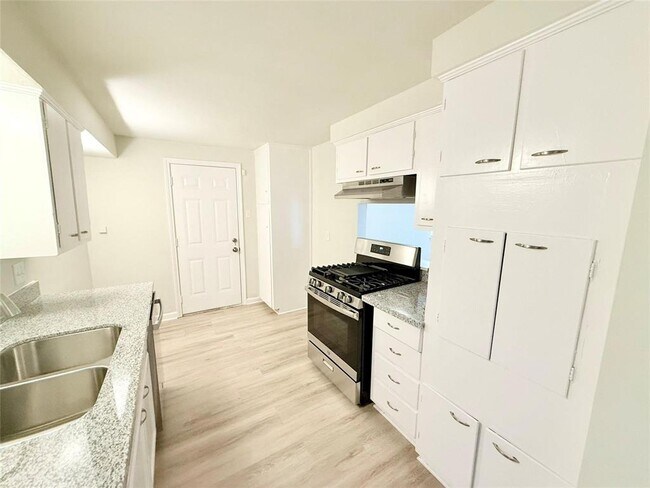 Building Photo - 14106 White Heather Dr