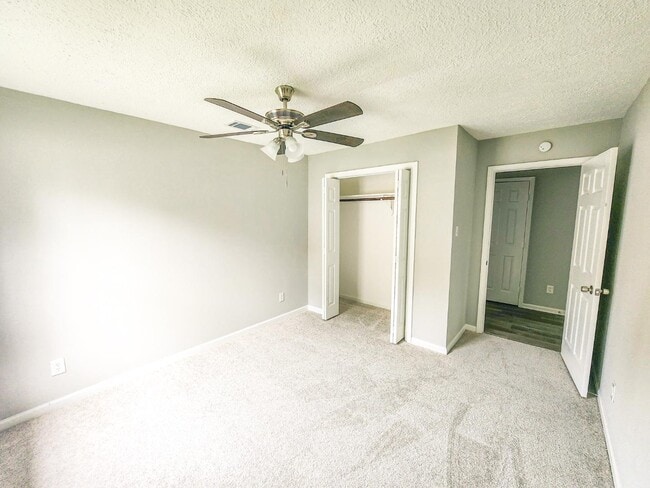 Building Photo - 305 Red Haven Dr
