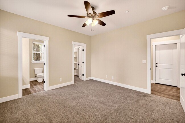 Building Photo - 3-bedroom, 2-bathroom home nestled in the ...