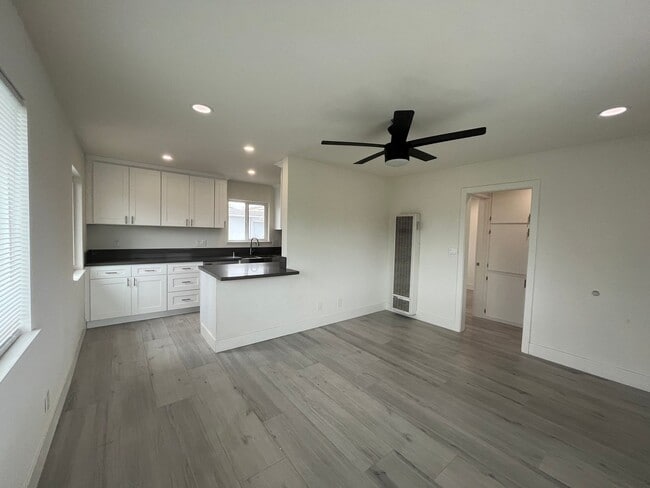 Building Photo - Beautifully Renovated Apartment Steps to t...